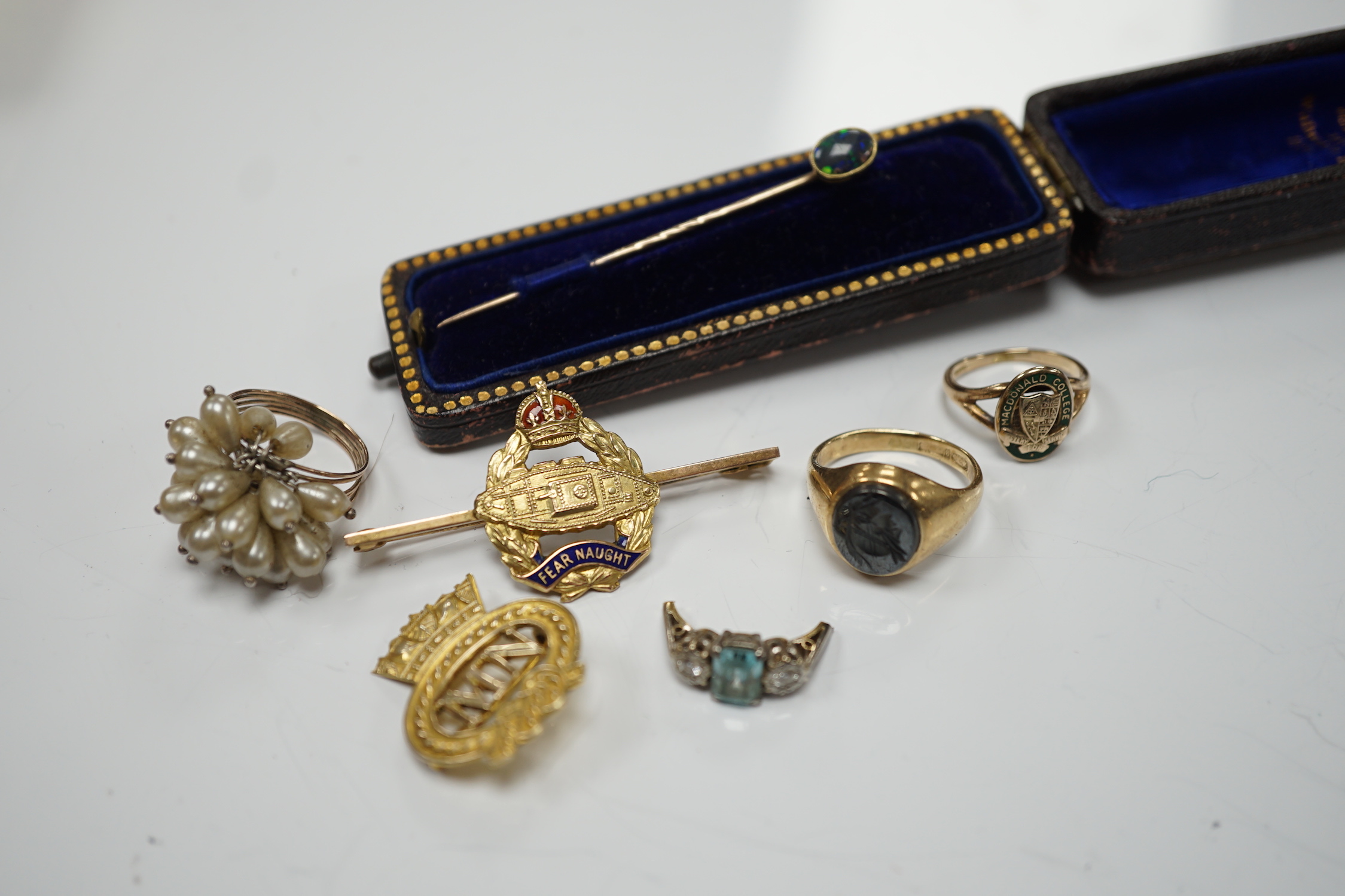 Sundry jewellery including 10k and enamel college ring, two 9ct brooches, stick pin etc.